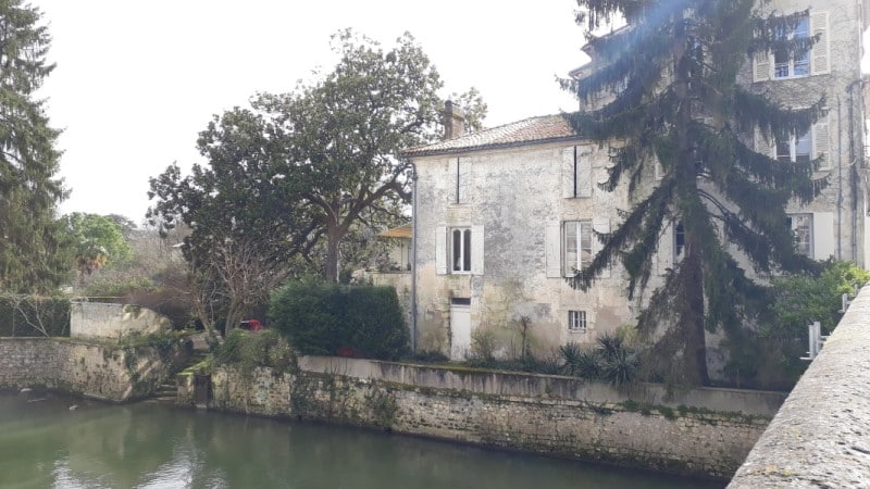 Maison en bord de Seugne au centre de Jonzac