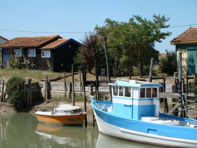 Maison ostréicoles et bateaux sur l'estuaire de la Seudre qui débouche sur l'île d'Oléron