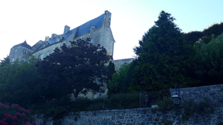 Vue des remparts et du château de Pons