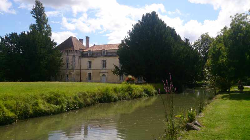 Château de Lignières-Sonneville, village de pierres et de vignes