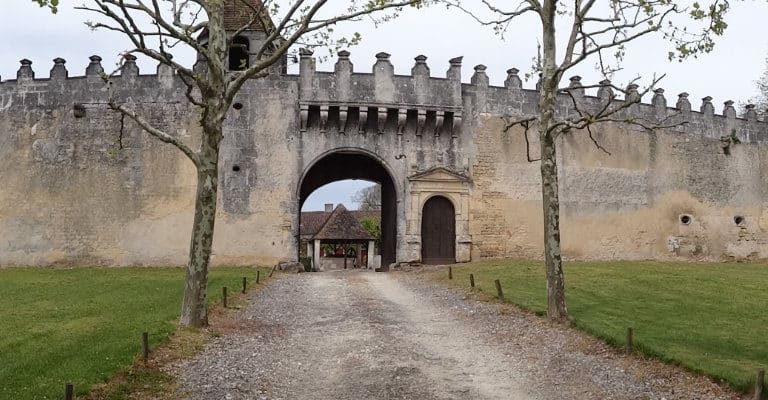 Porche d'entrée du logis Garde Epée près de Saint-Brice en Charente