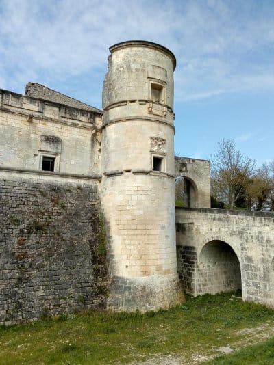 Donjon à l'entrée du château de Bouteville