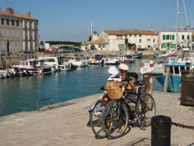 Île de Ré vélos sur le port de Saint-Martin