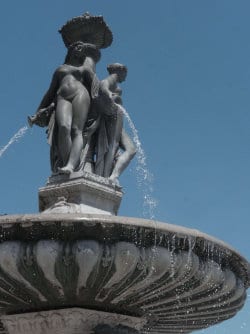 La fontaine des trois grâces se situe sur la Place de la Bourse à Bordeaux